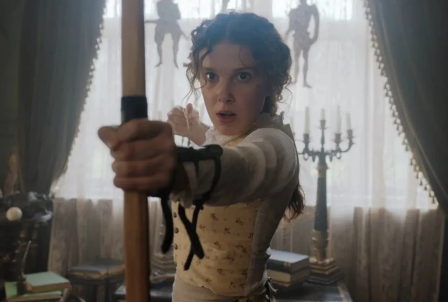 Netflix define estreia de Millie Bobby Brown em Enola Holmes 3 e leva trama para cenário internacional com novo desafio da protagonista