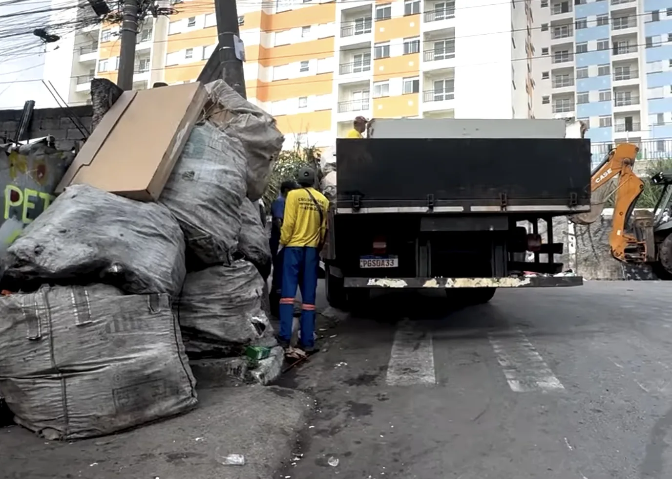Ferro-velho foi fechado pela GCM de Carapicuíba; Operação revela irregularidades que bloquearam calçadas e levaram à interdição