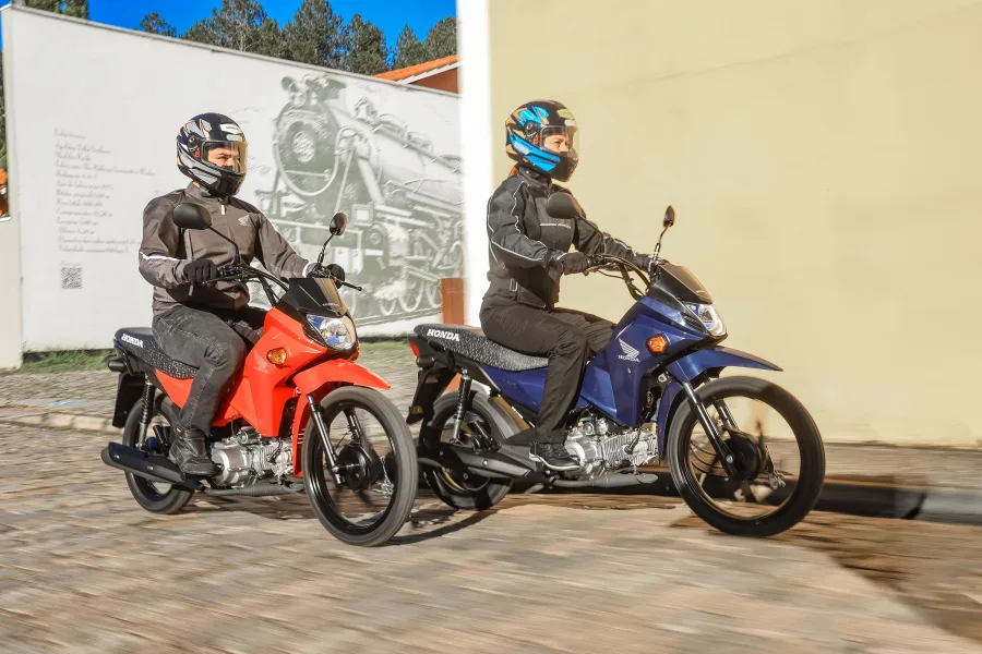 Roda de liga leve e pneu sem câmara entram como solução prática. Furo deixa de ser problema grande, algo essencial para quem usa a moto para trabalhar