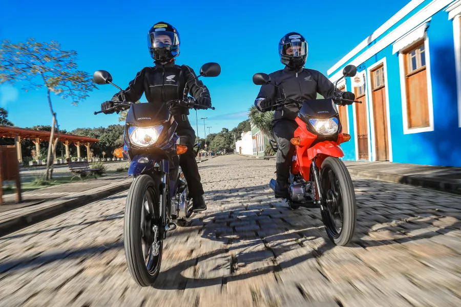 A proposta continua simples: ligar fácil, rodar todo dia e gastar pouco. O motor não mudou, e isso mostra que o foco não é potência, é rotina sem dor de cabeça