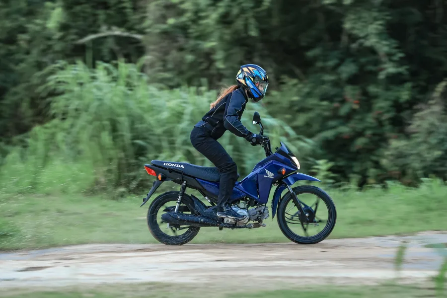 Com preço sugerido acima de R$ 10 mil, a Pop segue como a motocicleta mais acessível da Honda no Brasil e uma das líderes de vendas do mercado nacional.