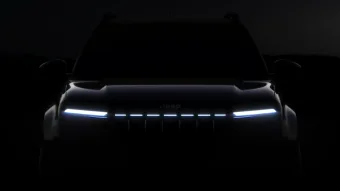 Jeep Avenger 2026: o SUV compacto nacional que estreia com tecnologia avançada e novo posicionamento ganha teaser com nova grade iluminada