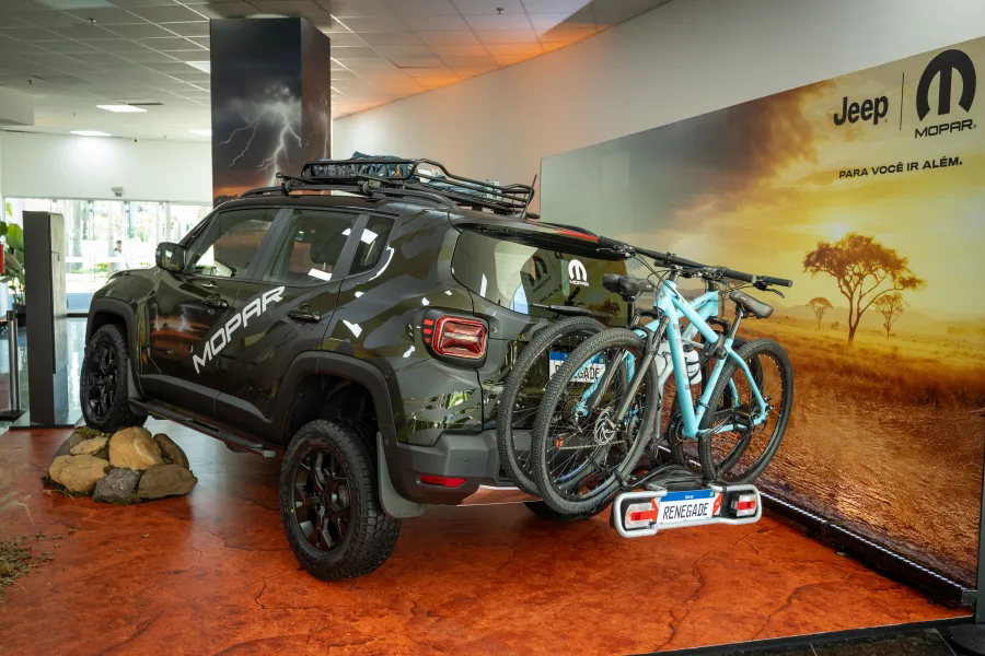 A estratégia envolve a oferta de equipamentos originais com foco em praticidade e identidade visual, além de expandir canais de venda para plataformas digitais. O movimento acompanha a evolução do modelo, que também recebeu mudanças no design, no interior e na tecnologia, incluindo sistema híbrido leve de 48V.