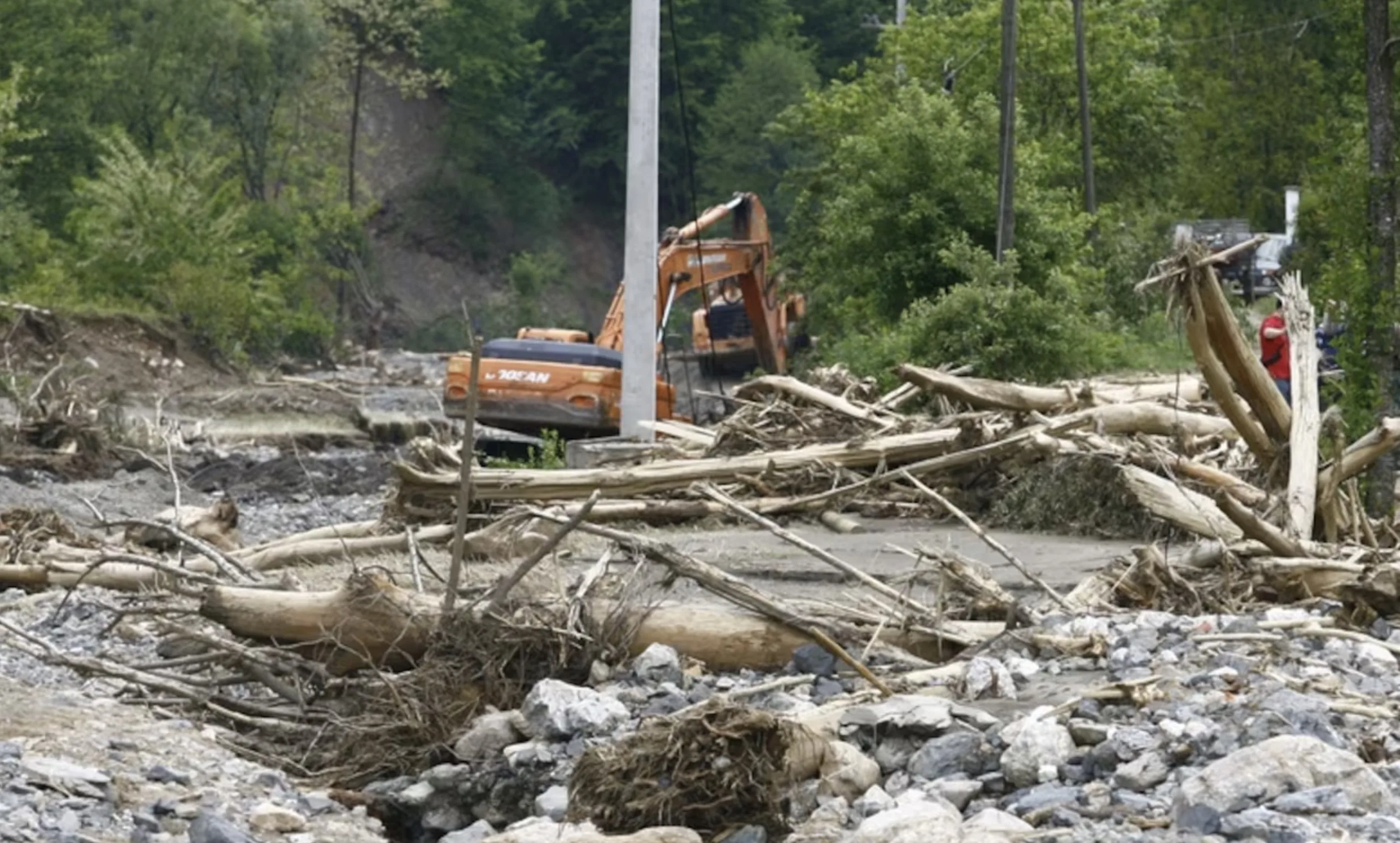 Justa causa anulada após operário arriscar tudo em enchente? Operário demitido por usar máquina para salvar trabalhadores tem justa causa revertida e recebe indenização