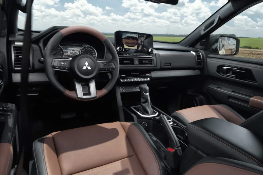 Por dentro, a picape entrega conforto com bancos em dois tons, central multimídia de 9 polegadas, câmera 360º e ar-condicionado de duas zonas, pacote que conversa mais com estrada e cidade do que com barro e carga pesada.