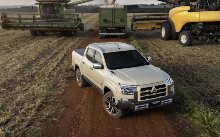 A Mitsubishi decidiu mirar direto no público do agronegócio com a Triton Terra 2027, uma série limitada a 300 unidades que chega custando R$ 364.990 e tenta equilibrar luxo com uso no campo, mas sem fugir da base já conhecida da linha.
