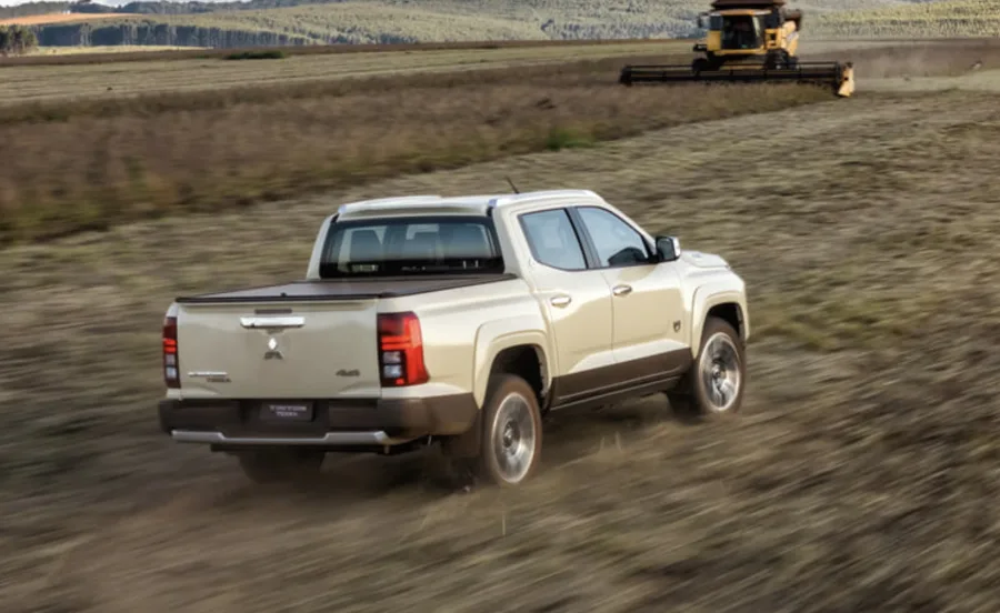 Na caçamba, há soluções práticas como cobertura elétrica com controle remoto, tomada 12V e iluminação em LED, recursos úteis para quem trabalha, mas que também servem para reforçar o apelo premium do modelo.