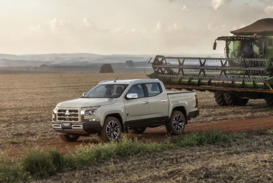 O motor segue o 2.4 biturbo diesel de 205 cv e 47,9 kgfm, com câmbio automático de seis marchas e tração 4x4 com modos variados, conjunto já conhecido e que não muda o desempenho frente às outras versões da linha.