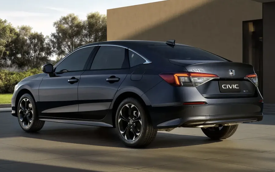 O novo Civic ficou mais sofisticado, porém perdeu parte do caráter que diferenciava o modelo. A condução ficou mais neutra e menos envolvente.