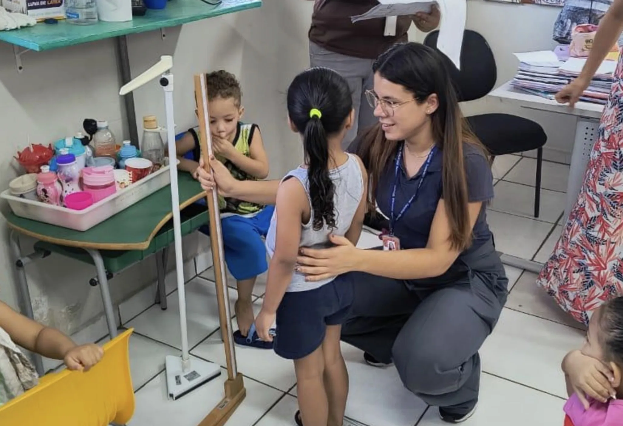 Programa nas escolas de Francisco Morato está fazendo exames, vacinação e até prevenção contra piolho, veja tudo que está sendo feito nas salas de aula