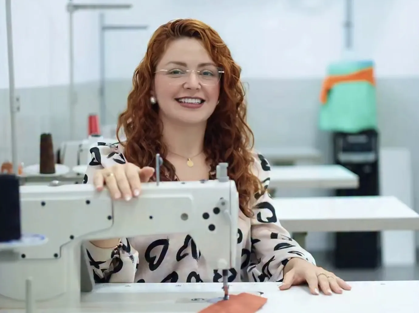 Projeto ‘Entre Linhas e Sonhos’ em Cotia transforma aprendizado em costura em oportunidade de renda e recomeço