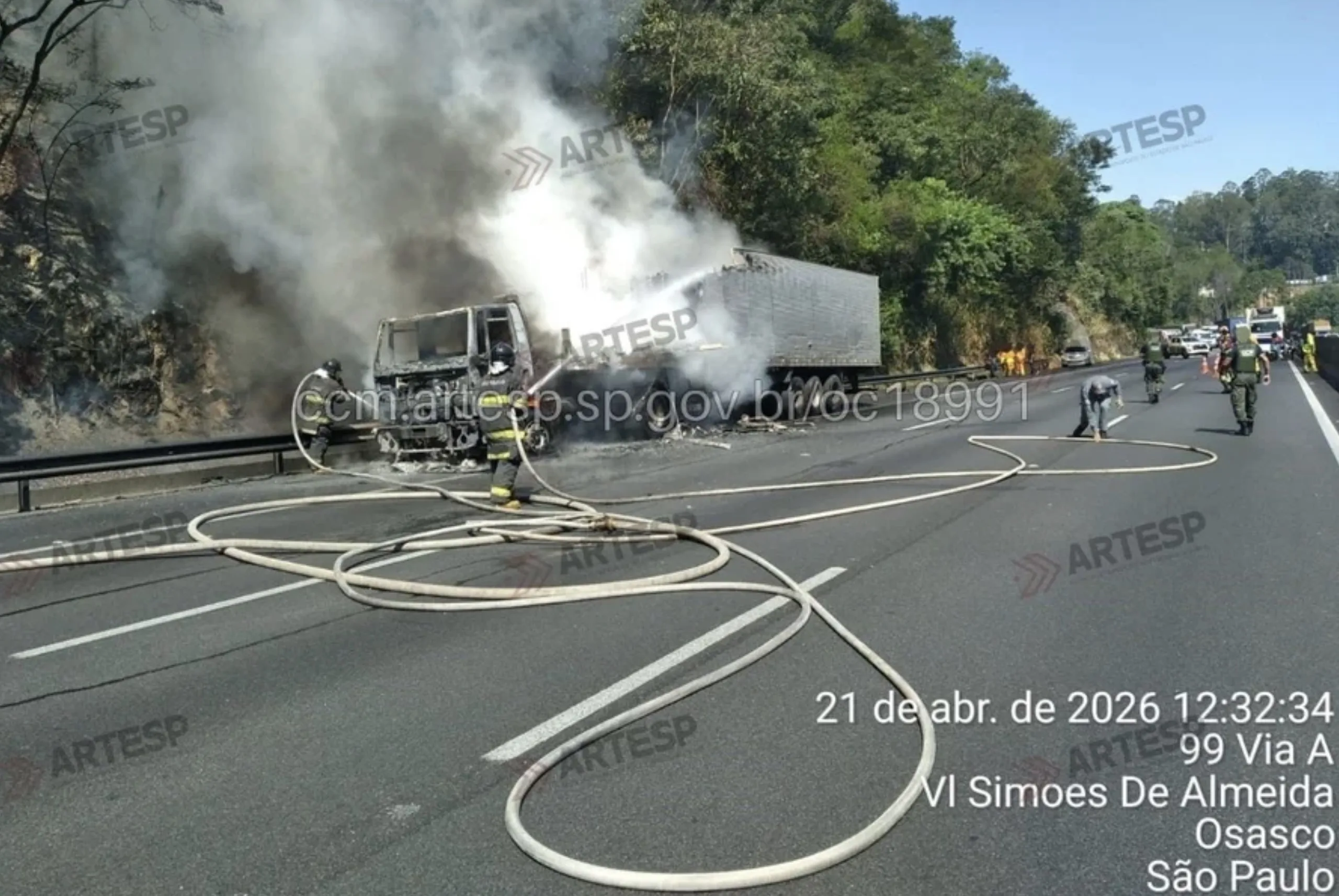 Incêndio em carreta provoca interdição e congestionamento na Rodovia Anhanguera durante feriado de Tiradentes