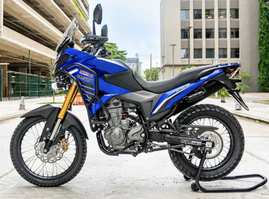 A nova Shineray SBM 250T chega ao Brasil tentando ocupar um espaço que sempre foi dominado por marcas tradicionais. O preço de R$ 24.990 chama atenção, mas é o conjunto que levanta dúvida.