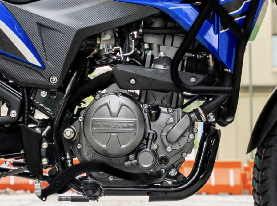A proposta é simples e direta: uma moto que encare cidade e estrada de terra sem drama. Com motor de 30,8 cv, ela não esconde a intenção de competir com modelos mais conhecidos do segmento.