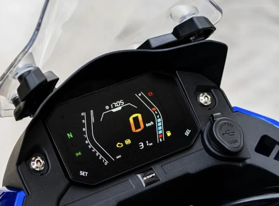 Itens como partida elétrica e tomada USB mostram uma tentativa de acompanhar o que o público já espera. Não impressiona, mas também não decepciona quem busca algo funcional.