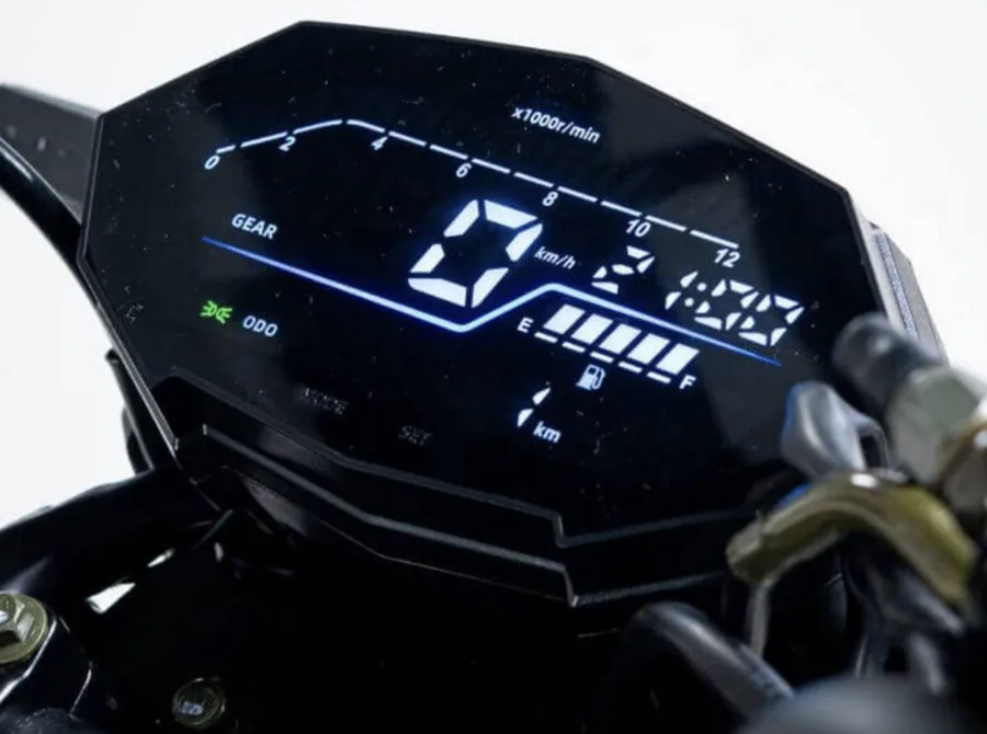 A presença de USB-A e USB-C reforça o uso cotidiano, resolvendo o básico de quem depende do celular ligado o tempo todo na rotina urbana