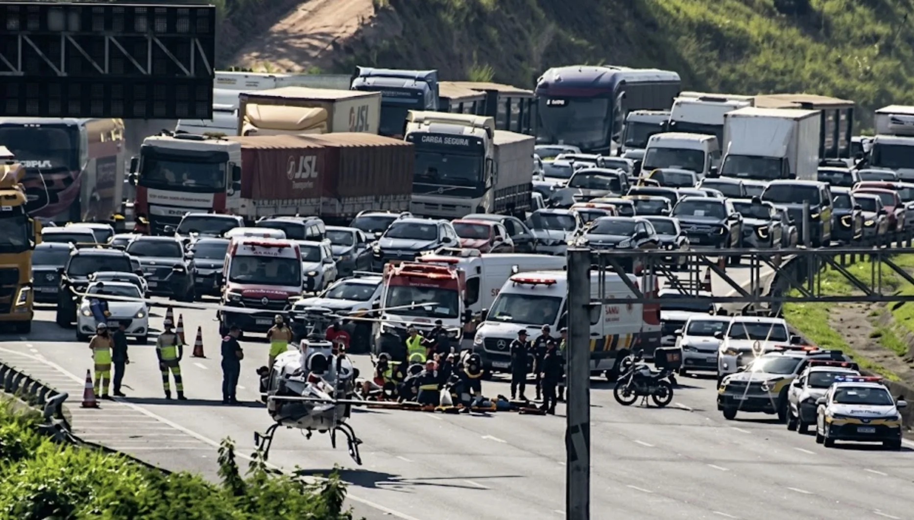Acidente na Rodovia dos Bandeirantes deixou trânsito travado por horas após colisão com seis veículos. Entenda o que aconteceu, como foi o resgate e por que o fluxo demorou a normalizar
