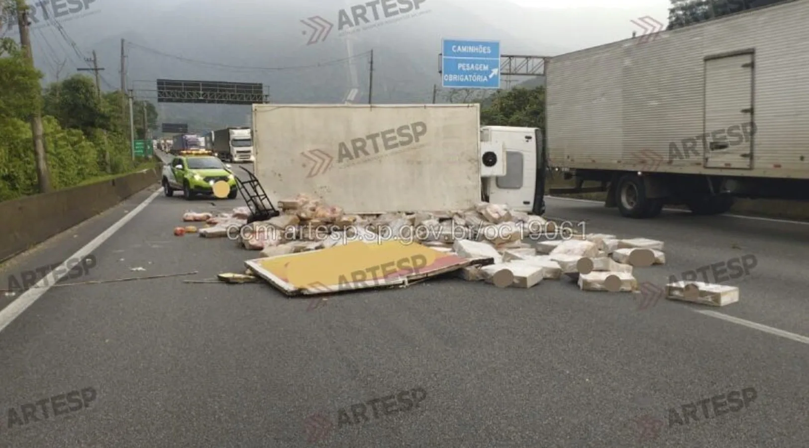 Por que um caminhão tombou na Anchieta e gerou 5 km de congestionamento, entenda os fatores por trás do acidente