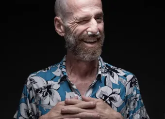 Homem com câncer terminal organiza o próprio velório em vida e transforma despedida em encontro coletivo