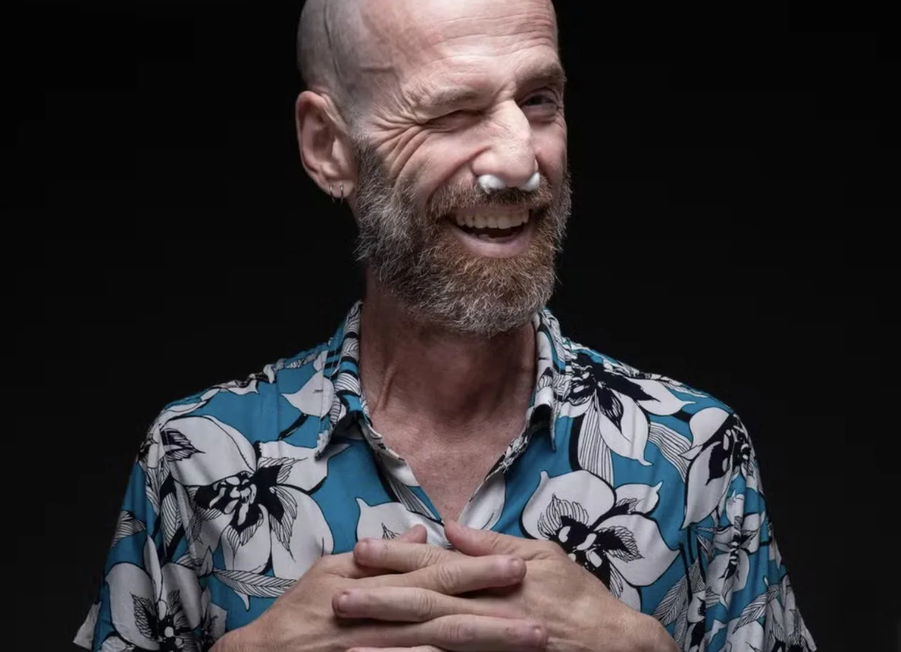 Homem com câncer terminal organiza o próprio velório em vida e transforma despedida em encontro coletivo