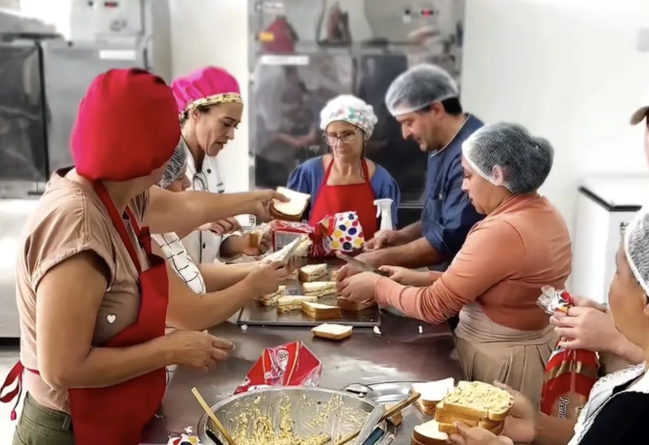 Entenda como o projeto Pão na Mesa em Cotia incorporou a culinária vegana nas aulas