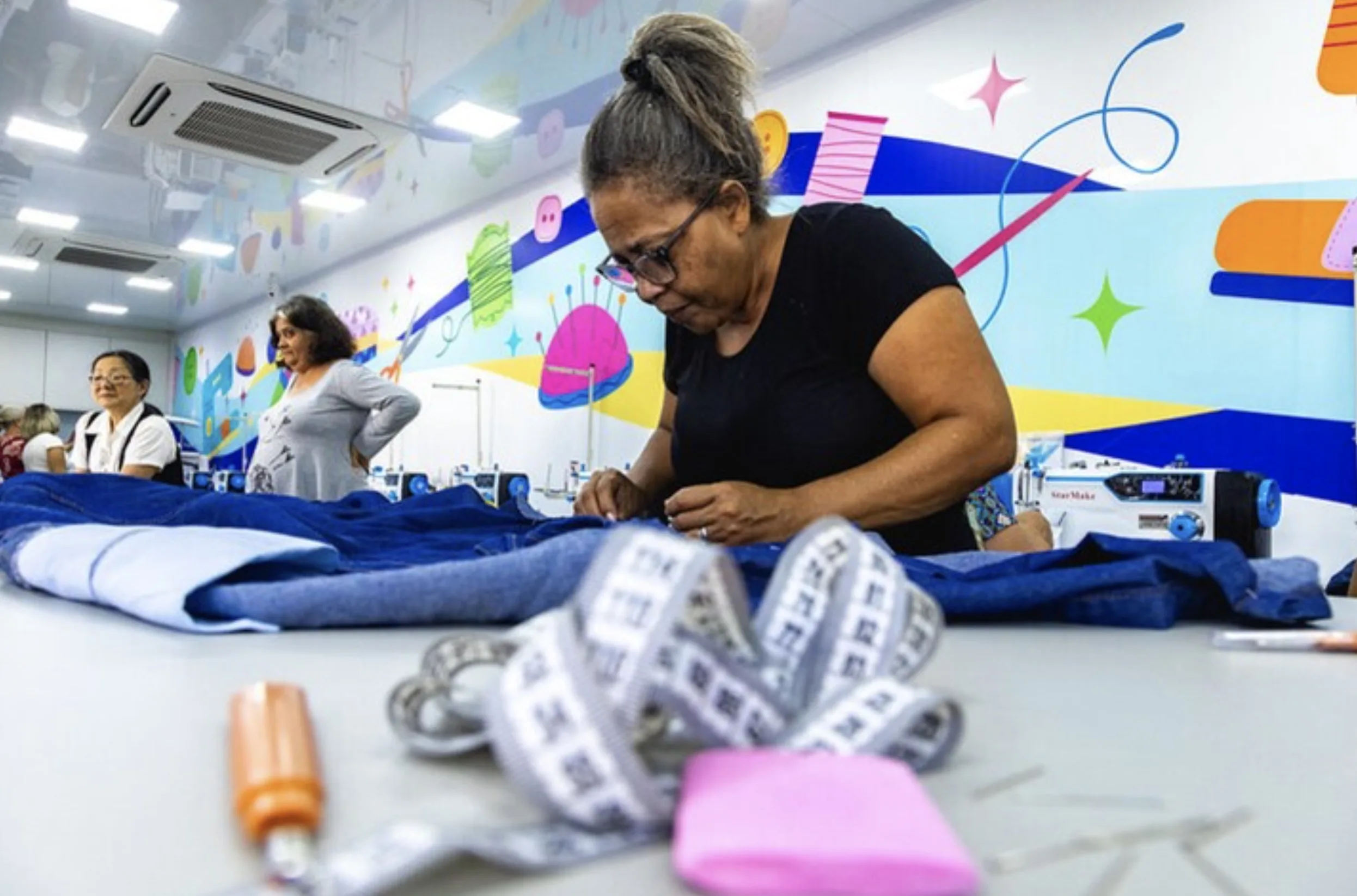 A oferta de cursos gratuitos na área da moda em Itapevi mobilizou dezenas de mulheres em busca de qualificação profissional e novas oportunidades de renda