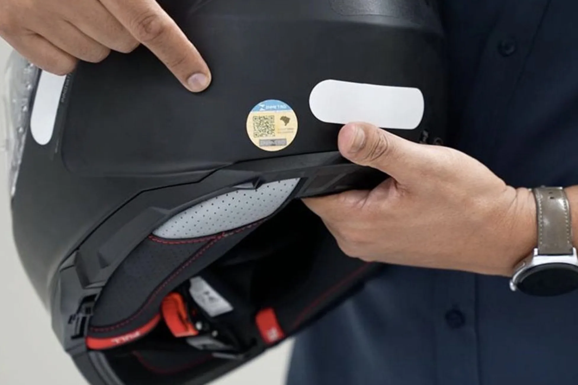 Capacete com QR Code vira lei em 2026 e muda tudo: descubra agora o que realmente acontece com quem já tem o seu