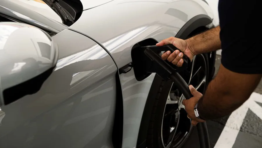 Projeto de lei em SP quer mudar a rotina de quem dirige elétrico, obrigando recarga rápida em rodovias e atacando o medo de ficar sem bateria
