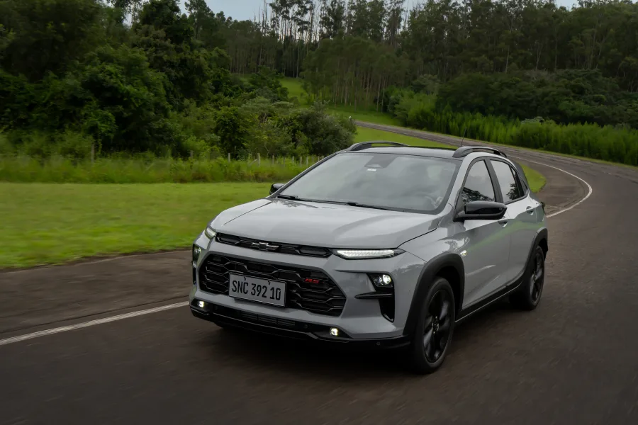 O Sonic chega ao Brasil em maio ocupando espaço entre Onix e Tracker. A promessa é clara, mais conteúdo sem subir demais o preço, mirando quem quer sair do hatch.