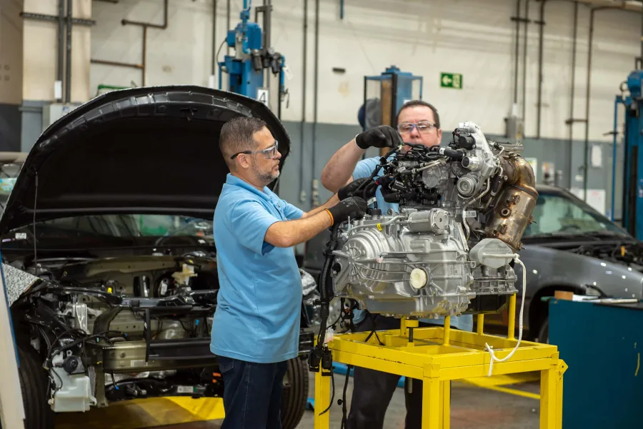 O motor é o 1.0 turbo com 115 cv, agora com injeção direta. O ganho aparece no torque de 18,9 kgfm e no consumo melhor que o Tracker na cidade e estrada.