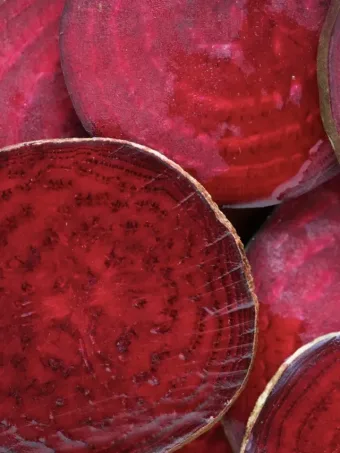 Cozinhar beterraba na água é um erro; veja como fazer corretamente