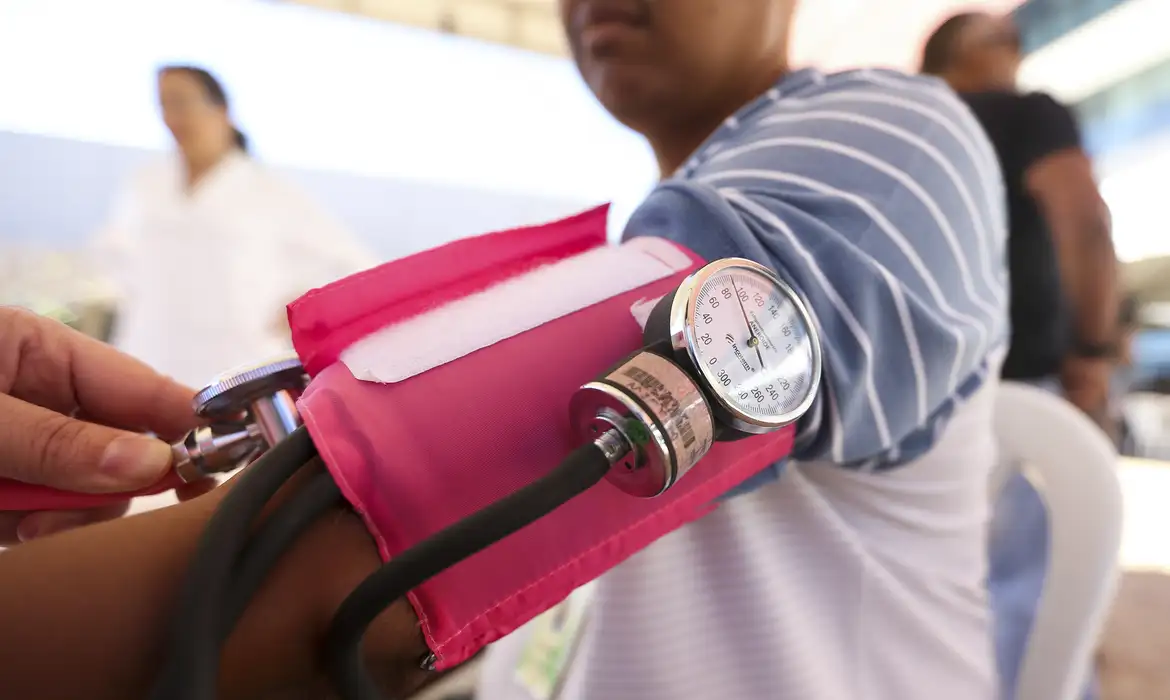 Você pode estar com pressão alta e nem imagina; Médicos revelam o erro que milhões cometem sem perceber