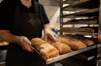Cotia abre vagas para cursos gratuitos de panificação e confeitaria com foco em geração de renda