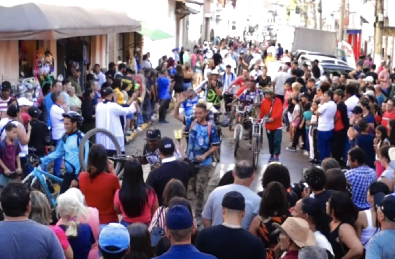 Você teria coragem de caminhar quilômetros por fé? Romaria em Cotia revela o que move milhares até Pirapora