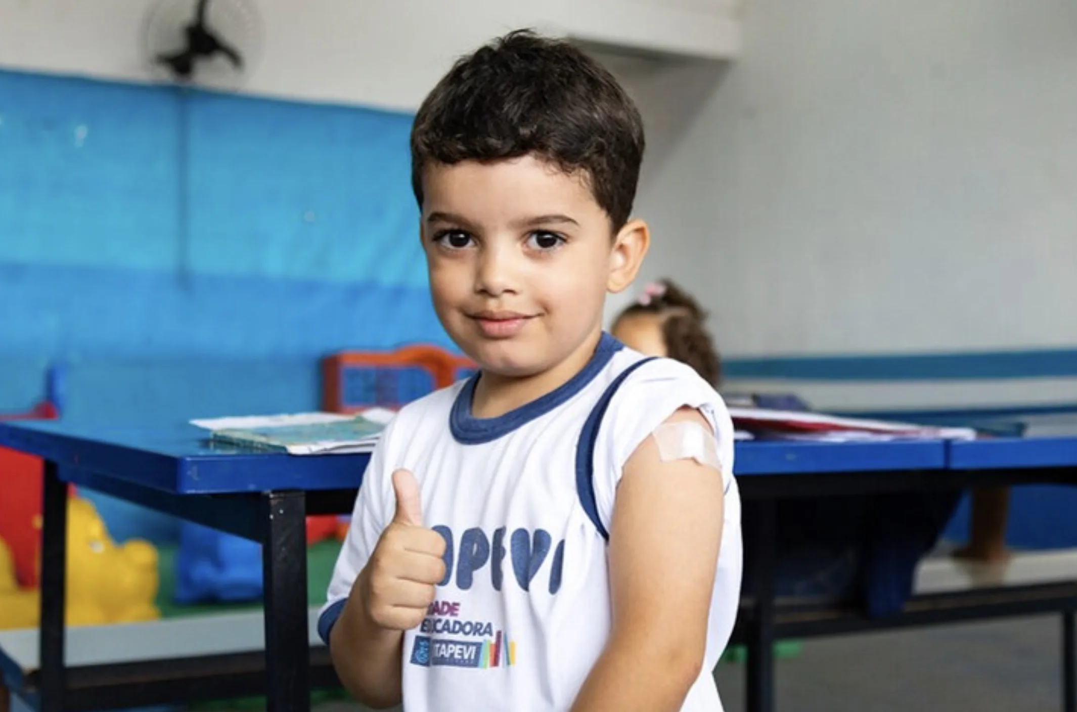 Itapevi leva vacinação para dentro das escolas e atualiza cadernetas de alunos