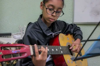Você sabia que um curso simples de violão pode mudar tudo? Descubra por que essa oficina de Pirapora do Bom Jesus está atraindo tanta gente