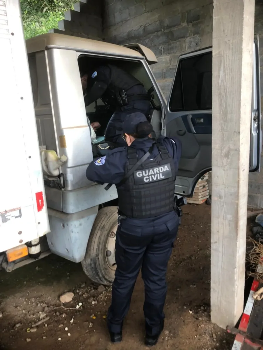 Ação conjunta em São Roque expõe esquema com drogas e arma, veja como a polícia chegou até os suspeitos