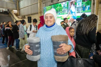 Campanha do Agasalho em Santana de Parnaíba distribuiu cobertores e ação chamou atenção em meio à chegada do frio