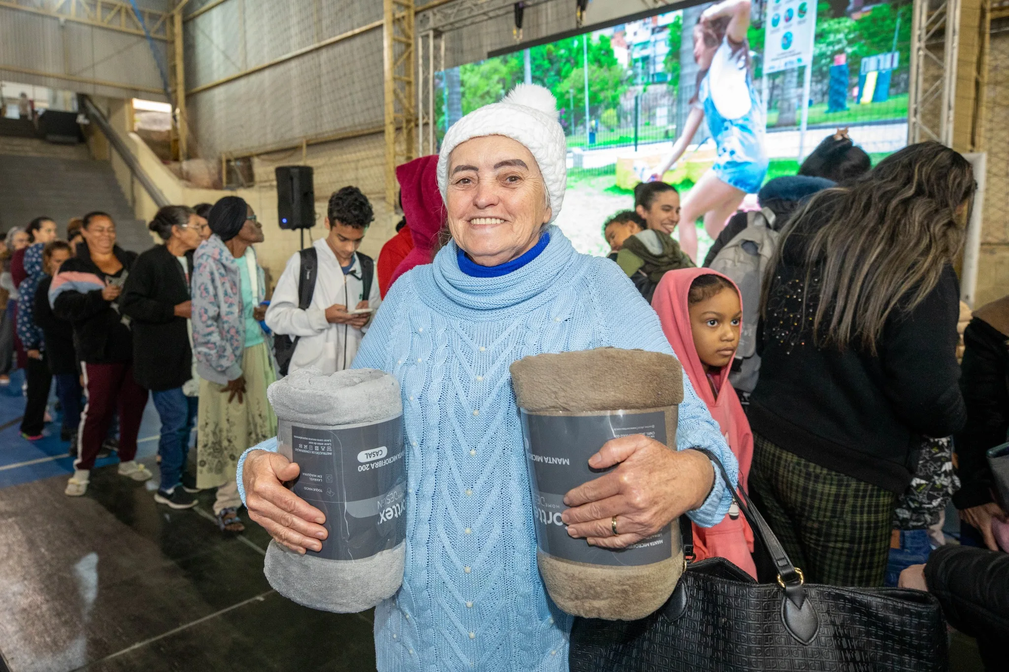 Campanha do Agasalho em Santana de Parnaíba distribuiu cobertores e ação chamou atenção em meio à chegada do frio