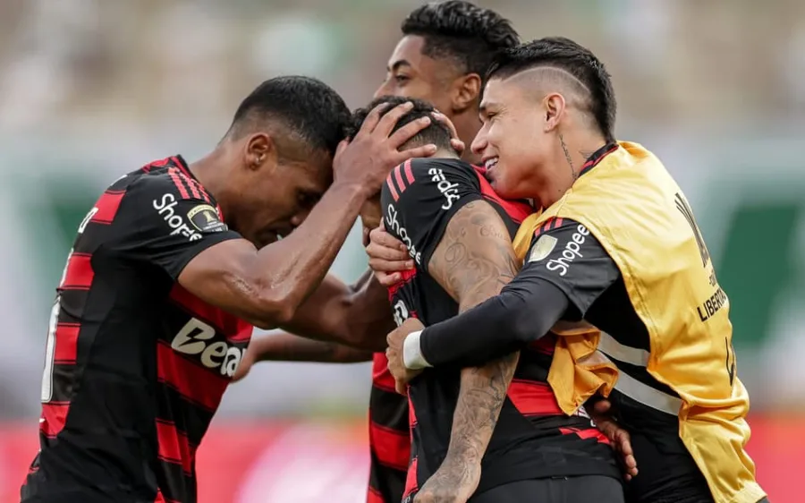 Flamengo avançou pela renovação de Alex Sandro e pretende ampliar contrato do lateral até o fim de 2027