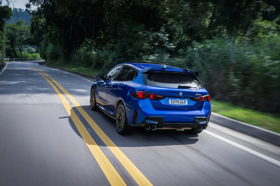 Hot hatch da BMW ganha linha completa de personalização com spoilers, escapamento esportivo e itens M Performance