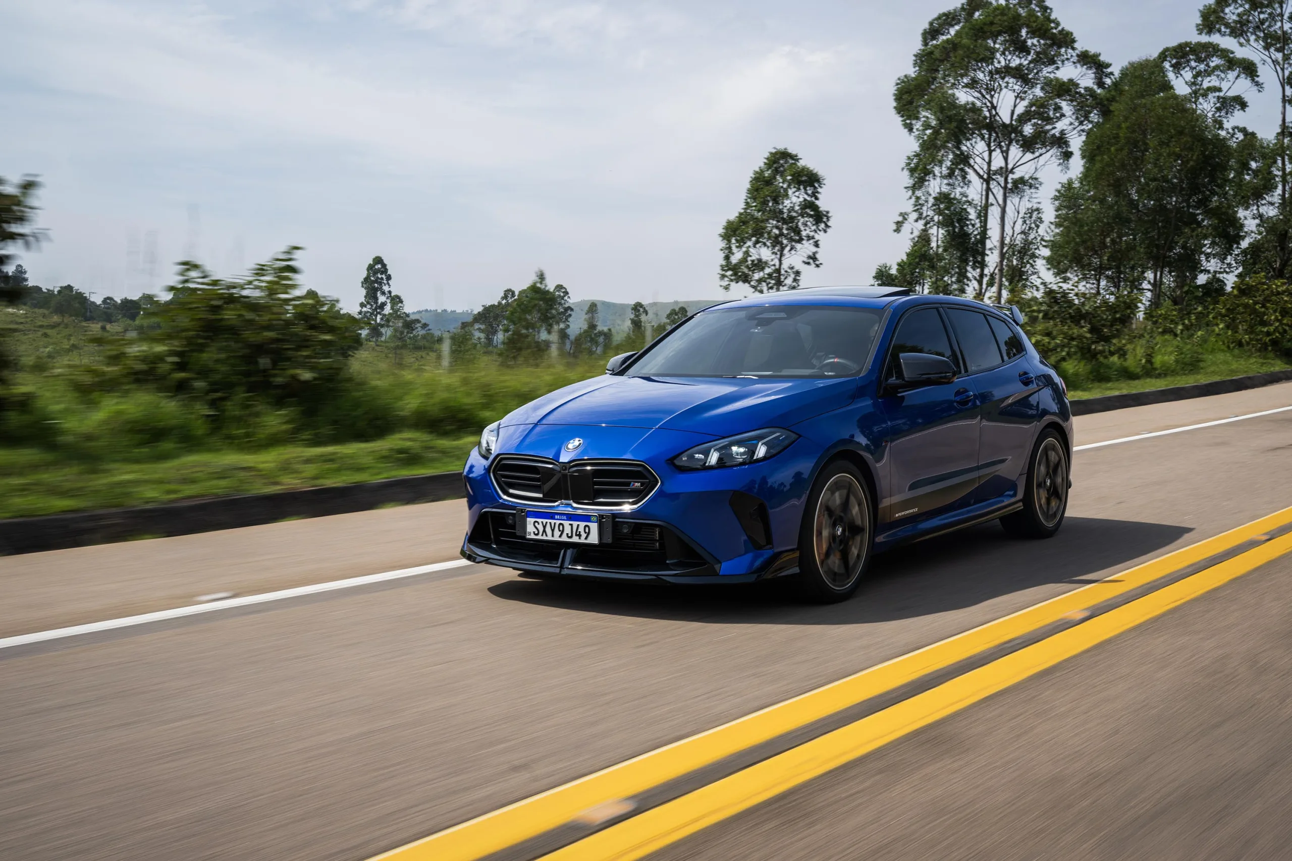 BMW revelou acessório que muda totalmente o visual do M135 e donos já estão transformando o hatch em mini superesportivo