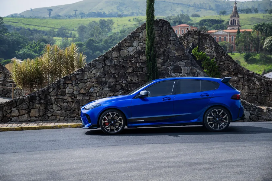 BMW M135 xDrive estreia no Brasil com quase 20 acessórios exclusivos e peças em fibra de carbono vendidas nas concessionárias