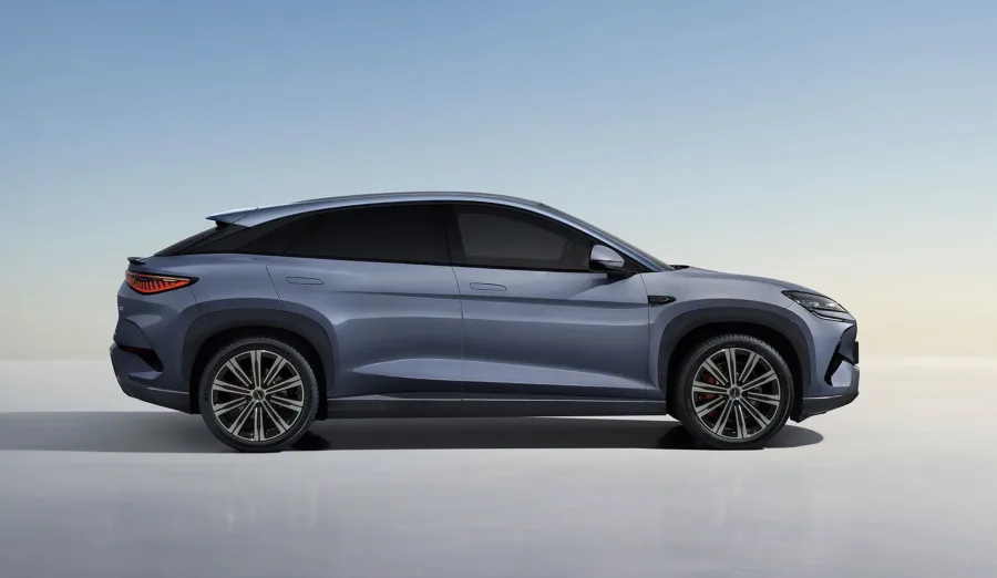 BYD Sealion 7 estreia por R$ 339.990 e chega com 530 cv, mas surpreende ao priorizar conforto e suavidade em vez de esportividade agressiva.