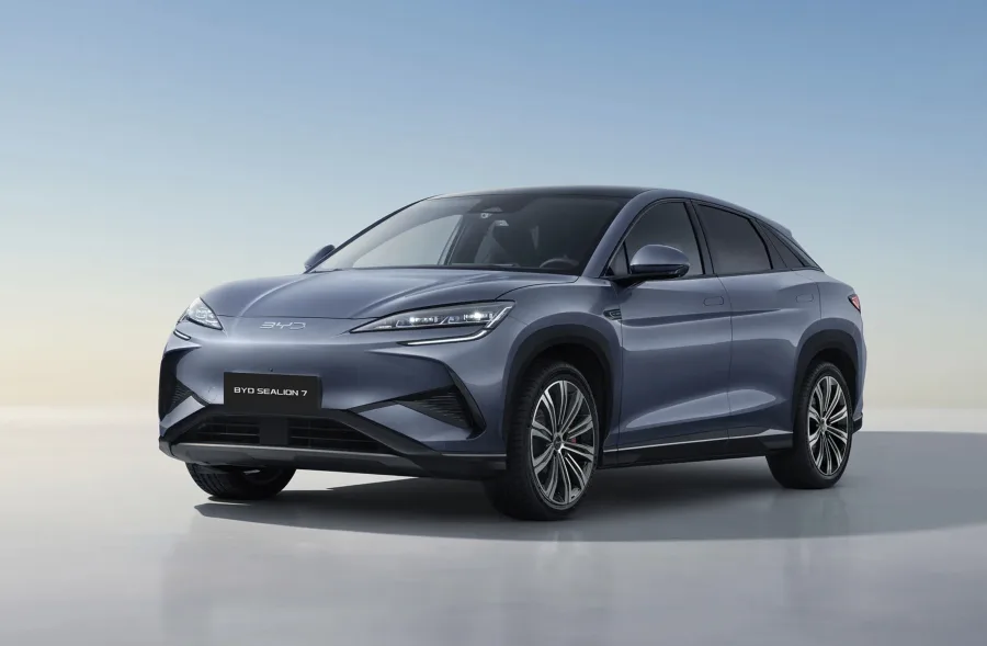 O SUV usa plataforma elétrica de nova geração, mantém estabilidade nas curvas e transforma potência em condução tranquila para o dia a dia.