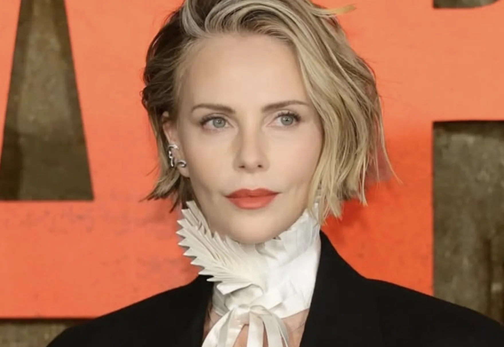 Charlize Theron não vai sustentar as filhas? Entenda a decisão da atriz que tem mais de 1 bilhão de reais