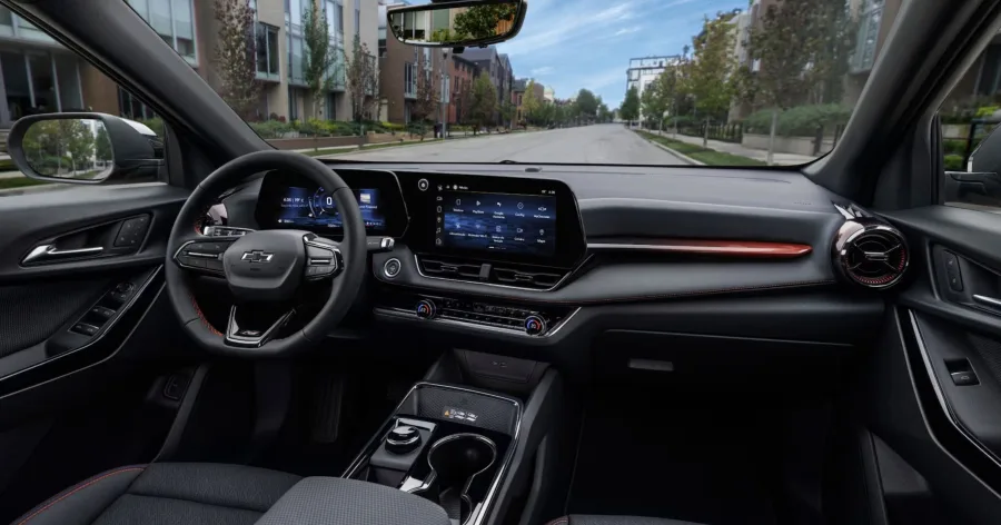 Em um mercado onde SUVs médios eletrificados ganham espaço rapidamente, o Chevrolet Equinox Activ tenta se diferenciar com proposta mais tradicional, focada em conforto, espaço interno e experiência de condução suave.