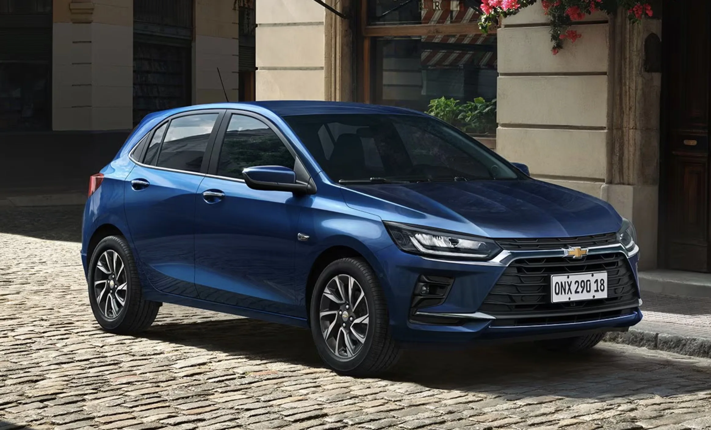 Chevrolet Onix Eco chega ao Brasil com motor turbo só a etanol e preço abaixo de versões manuais; entenda a estratégia