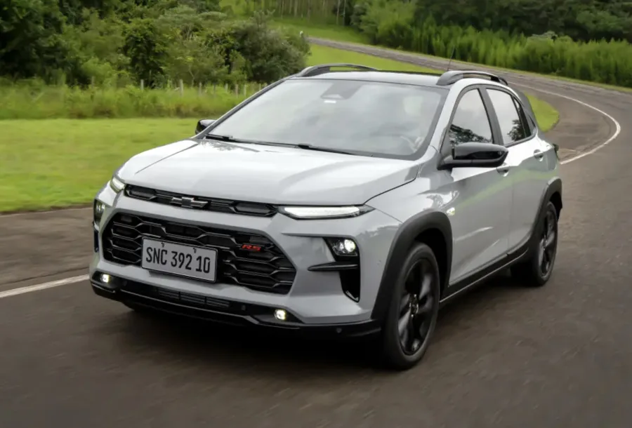 Na mecânica, a aposta deve ser no motor 1.0 turbo de cerca de 115 cv, com possibilidade de versão mais forte com até 141 cv nas configurações superiores.