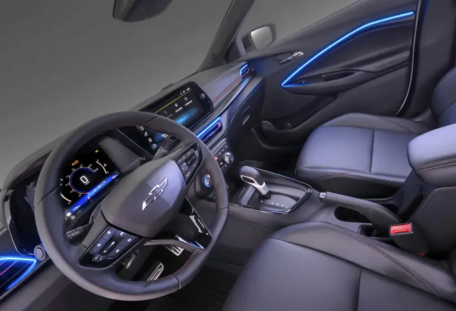 A chegada do Sonic marca uma mudança importante na linha nacional da Chevrolet. Apesar de compartilhar arquitetura com o Onix, o SUV recebeu ajustes estruturais, suspensão recalibrada e um design próprio inspirado no Equinox EV.